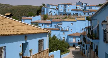 Das spanische Schlumpfhausen bleibt blau