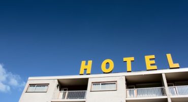 Hotelangestellte packen aus