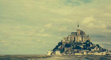 Neue Stelzenbrücke am Mont-Saint-Michel