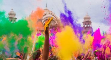 Dresscode: Farben, die Sie auf Reisen vermeiden sollten