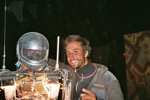 Mit Roboter beim Burning Man Festival