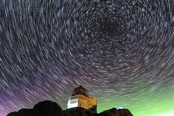Nordlicht und Sterne über Littleisland Lighthouse