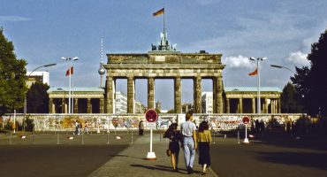 Flughafen Frankfurt verteilt Berliner Mauersteine