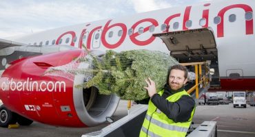 Bei airberlin fliegt der Weihnachtsbaum gratis mit