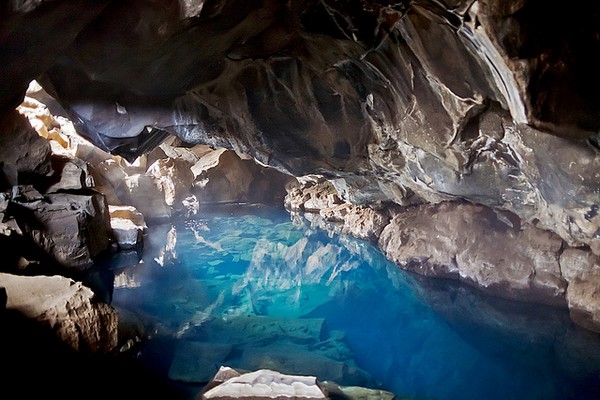 GOT-island-grotte