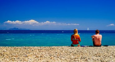 Flirtende Urlauber