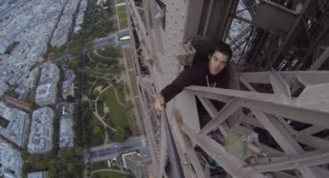 Mann klettert auf Eiffelturm