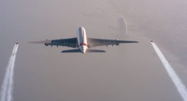 Männer mit Jetpacks fliegen mit Emirates-Airbus