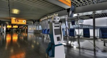 Roboter Spencer führt Passagiere zu ihrem Flugzeug