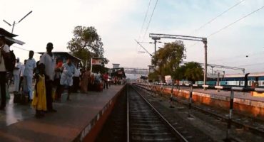Video: In zwei Minuten mit dem Zug durch Indien