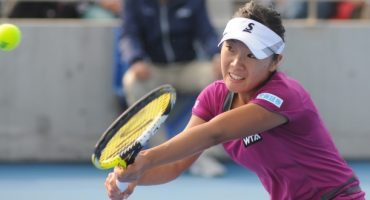 Tennisspielerin fliegt ins falsche Charleston
