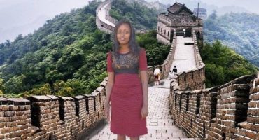 Frau photoshoppt sich in Reisefotos,  bekommt Reise geschenkt