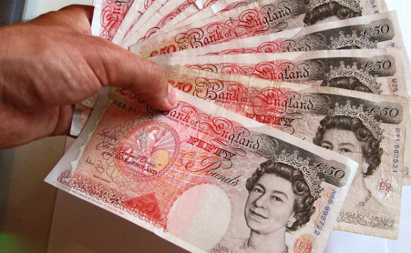 Das Britische Pfund hat im Vergleich zum Vorjahr ganze 20 Eurocents an Wert verloren. Dadurch wird der Urlaub für deutsche Touristen merklich günstiger.