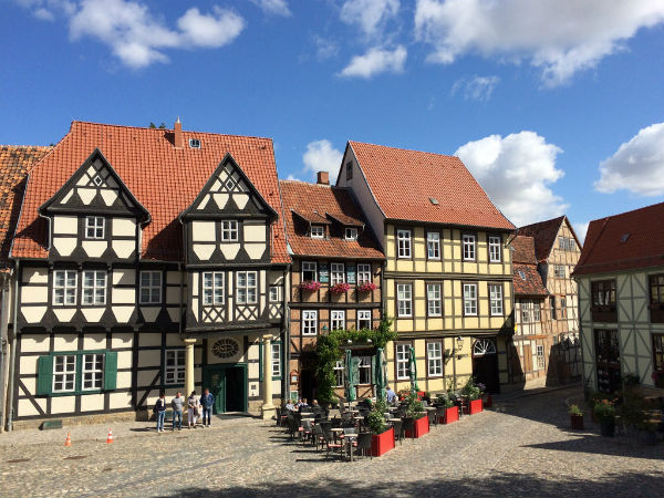 Fachwerkhäuser wie diese prägen das Stadtbild Quedlinburgs.