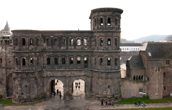 Aus der Römerzeit blieb das nördliche Stadttor der Stadt Trier, die Porta Nigra erhalten.