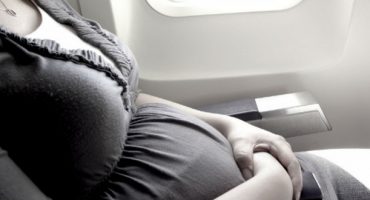 Schwanger fliegen: Darauf sollten Sie achten!