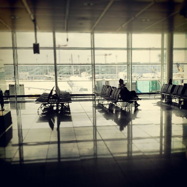 Stress schadet Mutter und Kind: Beugen Sie daher mit einer gewissenhaften Reisevorbereitung und einer rechtzeitigen Ankunft am Flughafen vor.