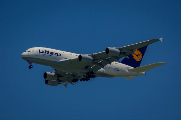 Wenn Sie schwanger fliegen möchten, sollten Sie sich vor Beginn der Reise über die Richtlininen der jeweiligen Fluggesellschaft informieren.