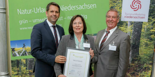 Jutta Lesser (Mitte) mit der Urkunde des Wettbewerbs "Tourismus mit Zukunft".