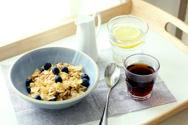 Laut Cristina Ruscitto mindert es Jetlag-Symptome, wenn man Frühstück, Mittag und Abendessen zu geregelten Zeiten einnimmt.