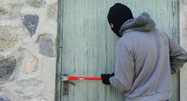 Mit diesen einfachen Vorkehrungen zur Reisezeit vor Einbruch schützen